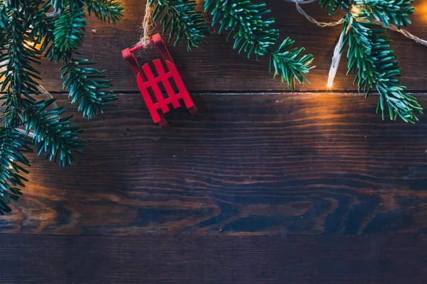 Рождественский Фон Темным Деревом Гирляндами — стоковое фото