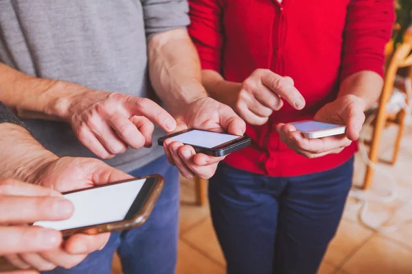Händer Människor Som Använder Smartphones Online Kommunikation Eller Sociala Nätverk — Stockfoto