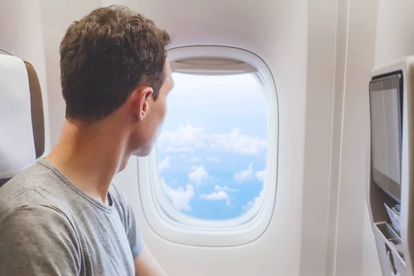 Passagier Blickt Auf Fenster Flugzeug Flugreise Mann Tourist Sitzt Flugzeug — Stockfoto