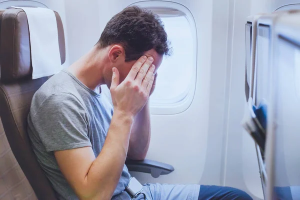Hoofdpijn Het Vliegtuig Man Passagier Bang Slecht Gevoel Tijdens Vlucht — Stockfoto
