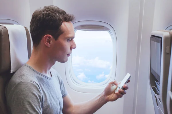 Fluggast Mit Handy Smartphone Flugzeug Wifi Verbindung Flugzeug Während Des — Stockfoto