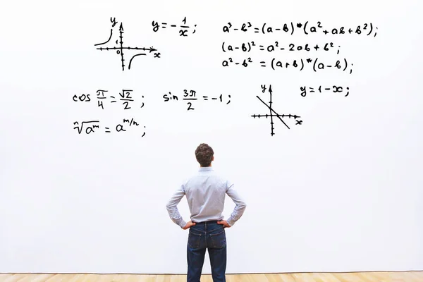 Estudante Olhando Para Fórmulas Matemáticas Aprender Matemática Conceito Educação — Fotografia de Stock