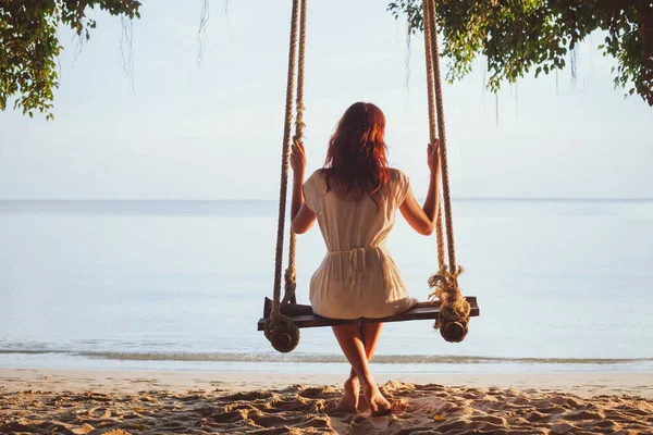 Красивая Привлекательная Женщина Сидит Качелях Летом Тропический Солнечный Пляж Сон — стоковое фото