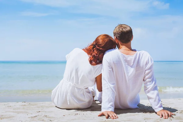 Glückliches Paar Strand Sommerurlaub Oder Flitterwochen Hintergrund — Stockfoto