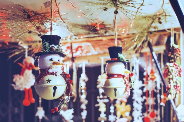 Sneeuwpop Speelgoed Decoratie Kerstmarkt Europese Stad Nachts — Stockfoto