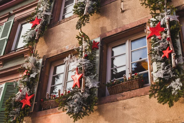 ヨーロッパの建物の外装クリスマスの装飾 — ストック写真