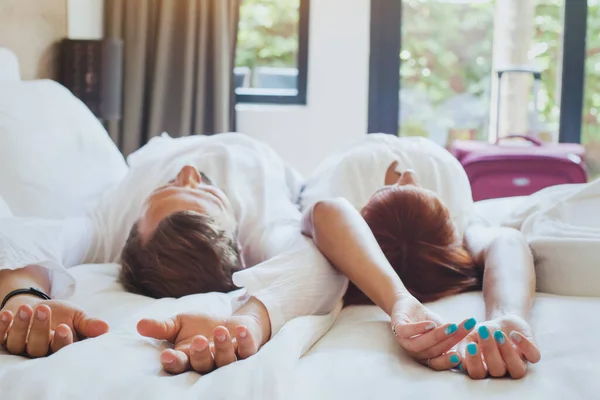 Hotelgäste Entspannen Sich Auf Dem Bett Zimmer Paar Reist Luxuriöses — Stockfoto