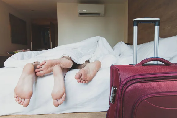 Couple Touristes Dormant Dans Chambre Hôtel Hébergement Voyage — Photo