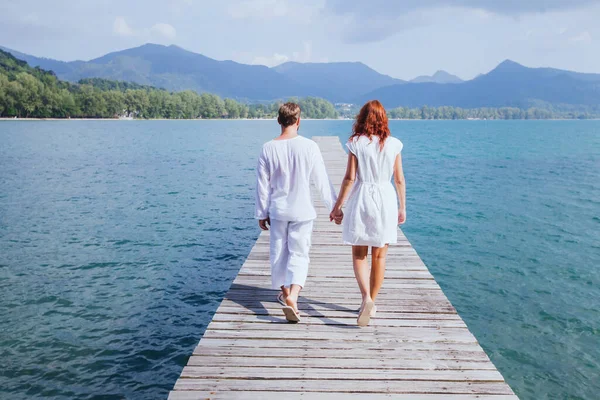 ビーチの木製の桟橋を歩くカップル 美しい新婚旅行の背景 — ストック写真