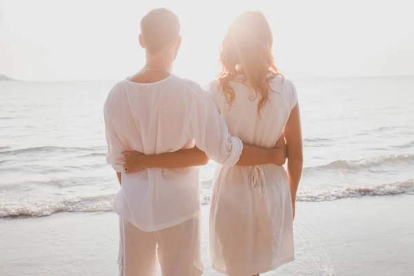 Czuła Para Plaży Podróż Poślubna — Zdjęcie stockowe