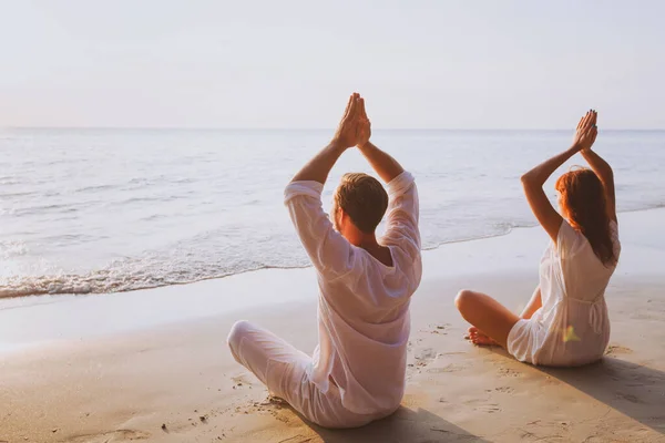 Meditación Grupo Yoga Playa Atardecer —  Fotos de Stock