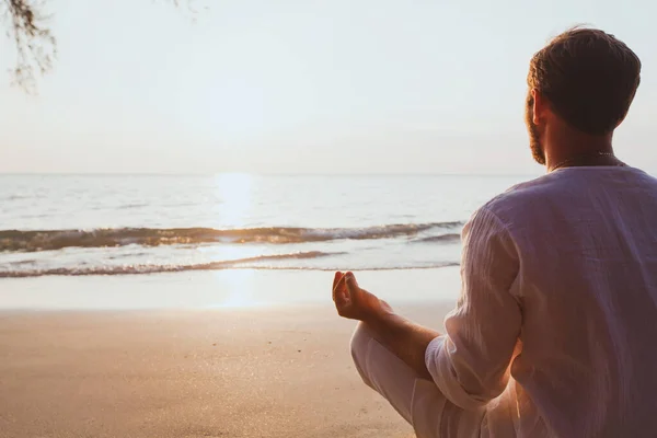 Meditação Homem Praticando Ioga Praia Pôr Sol Fundo Com Espaço — Fotografia de Stock