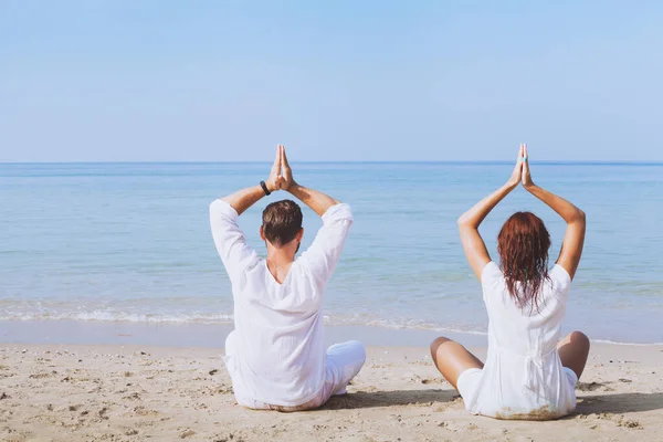 Йога Пляже Два Человека Белой Одежде Практикующих Медитацию Здоровый Образ — стоковое фото