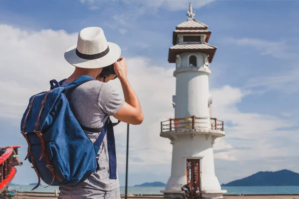 灯台や旅行写真を撮る観光客の写真 — ストック写真