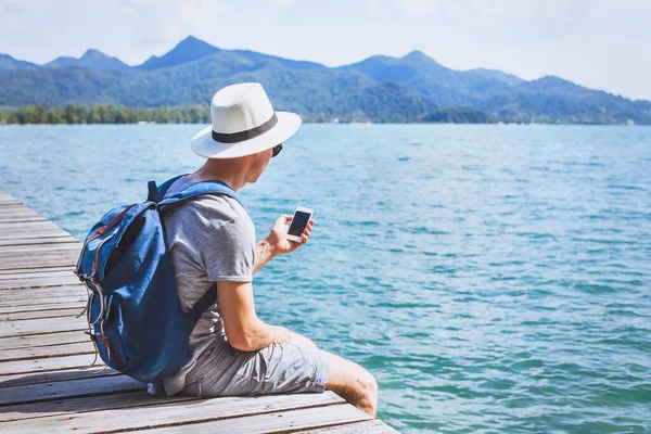 Turist Resenär Med Hjälp Mobiltelefon Smartphone App För Resor — Stockfoto
