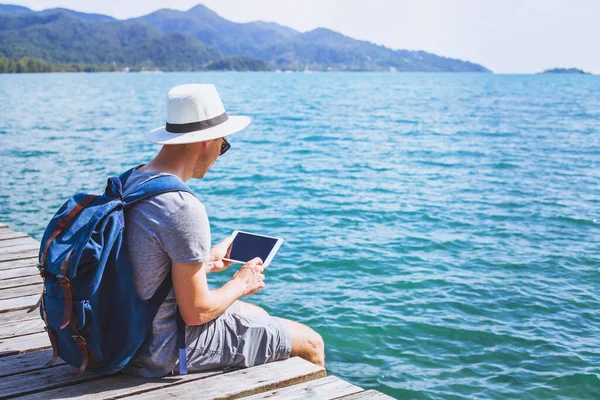 Reisende Mit Digitalem Tablet Computer Auf Holzsteg Sitzend Reise App — Stockfoto