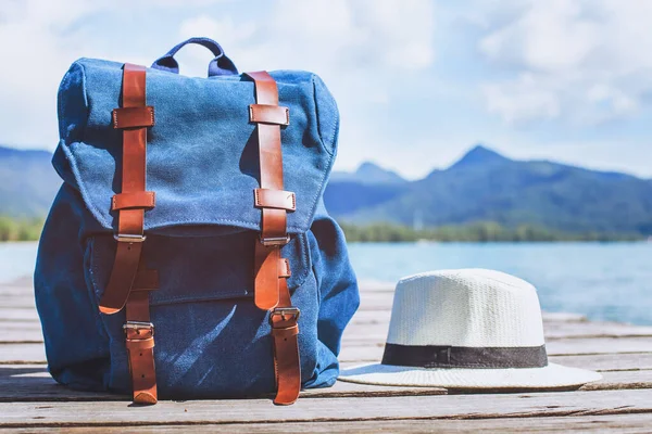 旅行者のバックパックと帽子 夏休み旅行の準備 コピースペースでの旅行の背景 — ストック写真