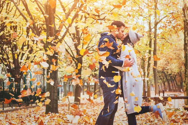 Осенняя Любовь Пара Целуется Осеннем Парке Счастливый Мужчина Женщина Улице — стоковое фото
