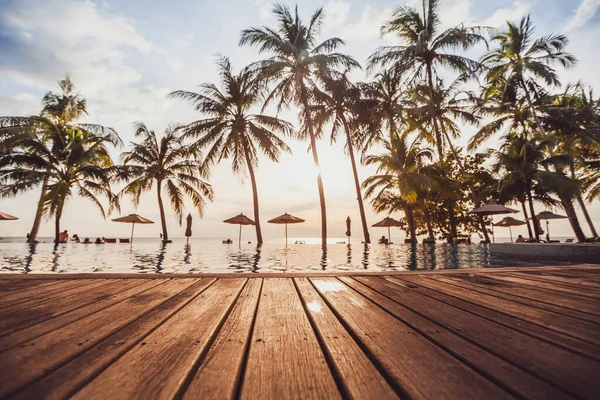 Holzschreibtisch Vordergrund Objekte Oder Produkte Platzieren Schöner Sonnenuntergang Strand Hintergrund — Stockfoto