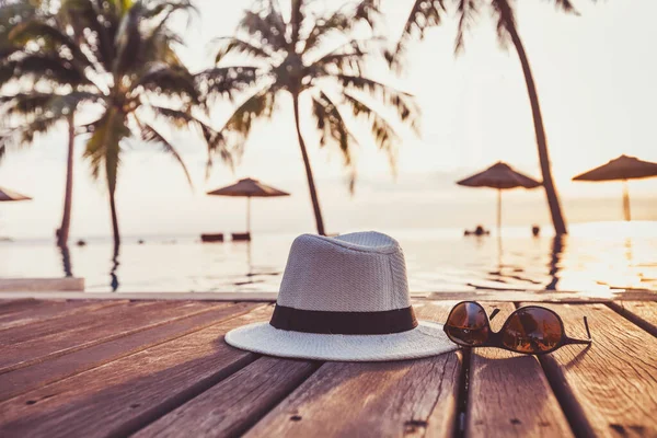 Reise Und Tourismuskonzept Sonnenbrille Und Hut Der Nähe Tropischer Schwimmbäder — Stockfoto