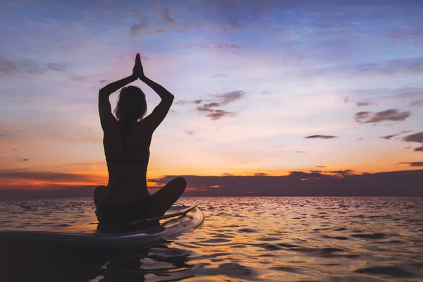 Yoga Sup Tahta Sahilde Kadın Silüeti Üzerinde — Stok fotoğraf
