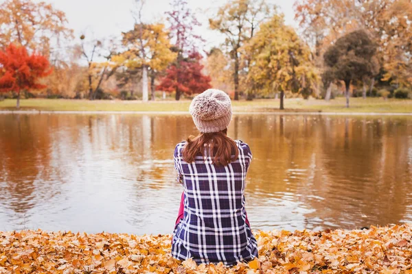 Красивая Молодая Женщина Сидящая Осеннем Лесу Рядом Озером Осенняя Природа — стоковое фото