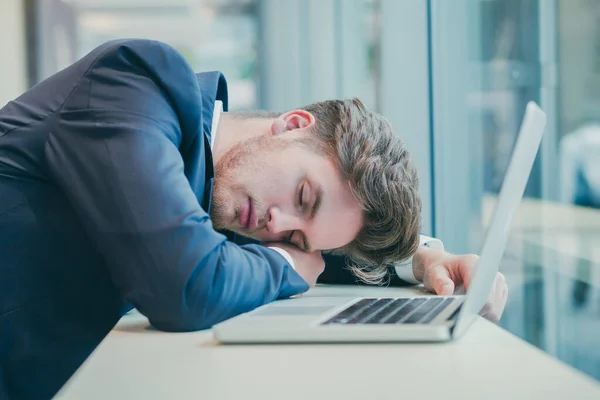 Κουρασμένος Επιχειρηματίας Κοιμάται Κοντά Στον Υπολογιστή — Φωτογραφία Αρχείου