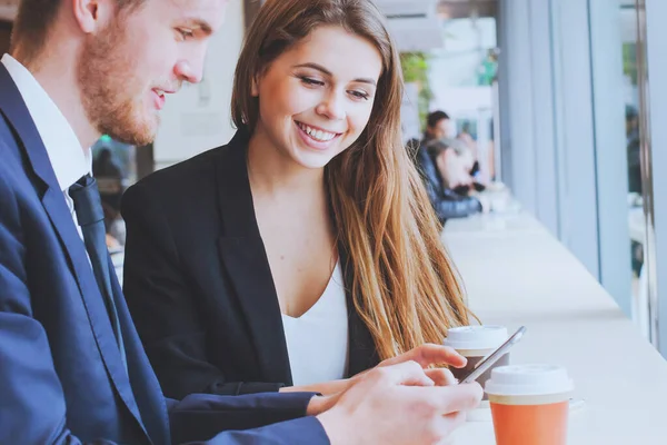 Sorrindo Pessoas Negócios Usando Smartphone Beber Café — Fotografia de Stock