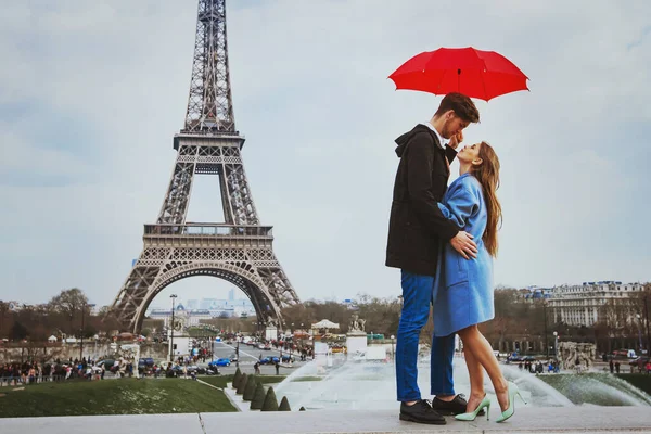 Romántica Pareja Cariñosa Besándose Bajo Paraguas Cerca Torre Eiffel Luna — Foto de Stock
