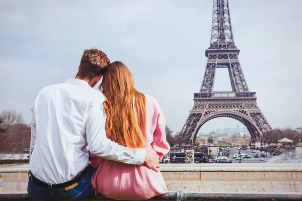 Romantyczne Wakacje Francji Para Siedząca Razem Pobliżu Wieży Eiffla Paryżu — Zdjęcie stockowe