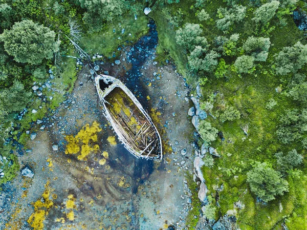 Красивая Воздушная Съемка Заброшенной Деревянной Лодки Пляже Стоковая Картинка
