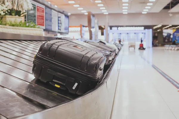 机场行李认领区 有许多行李箱的抽象行李线 图库照片