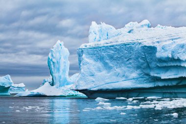 Antarktika 'nın buzdağı manzarası, iklim değişikliği kavramı, küresel ısınma nedeniyle eriyen buz