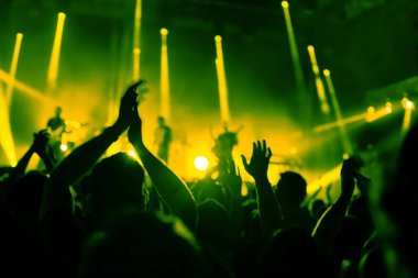 Alkışlar, müzik festivalinde müzisyenleri alkışlayan kalabalık, konser gösterisinde el çırpma siluetleri.
