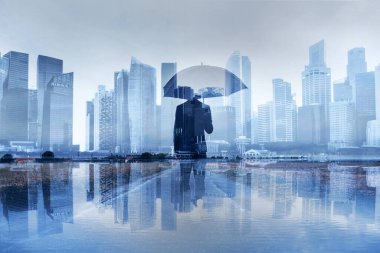 Sigorta konsepti, iş hayatında risk, şemsiyesi olan iş adamı