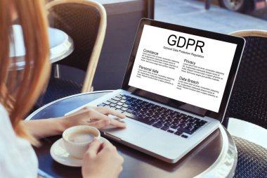 GDPR konsepti, Genel Veri Koruma Yönetmeliği 'ni okuyan kadın, özel bilgi