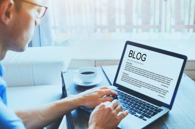 blog, blog yazarı dizüstü bilgisayar ekranına yeni yazılar yazıyor, blog yazıyor