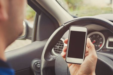 Arabada akıllı telefon kullanan bir adam, boş ekranlı cep telefonu tutan bir sürücü..