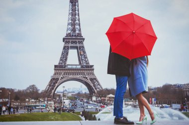 Paris 'te çiftler için romantik tatiller, Fransa, Avrupa' da balayı tatili, Eyfel Kulesi yakınlarında öpüşen erkek ve kadın.