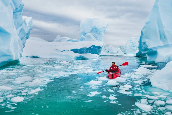 Extrém Turizmus Téli Kajakozás Antarktiszon Kalandvágyó Ember Evezés Tengeren Kajak — Stock Fotó