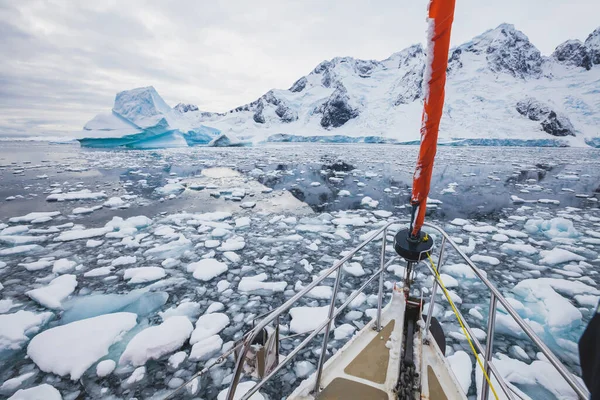 Segelbåt Antarktis Segling Genom Isberg Och Havsis — Stockfoto