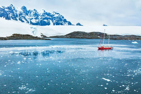 Ιστιοπλοϊκό Στην Ανταρκτική Ταξίδια Κρουαζιέρα Γιοτ Όμορφος Απομακρυσμένος Τουριστικός Προορισμός — Φωτογραφία Αρχείου