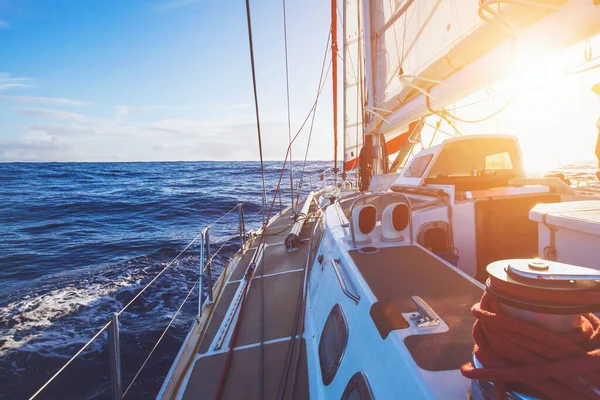 Lyx Segelbåt Segling Solnedgången Havet Yacht Kryssning — Stockfoto