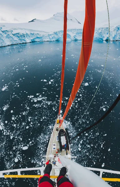 Antarktika Yelkenli Teknenin Direğinde Duran Denizci Macera Yolculuğu — Stok fotoğraf