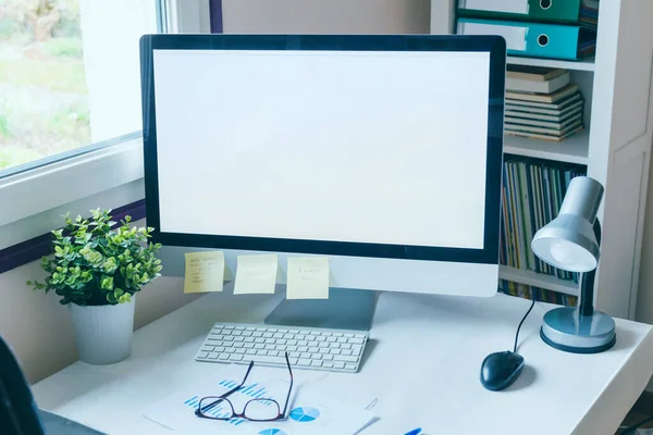 Boş Ekranlı Bilgisayar Ile Modern Ofis Içi — Stok fotoğraf