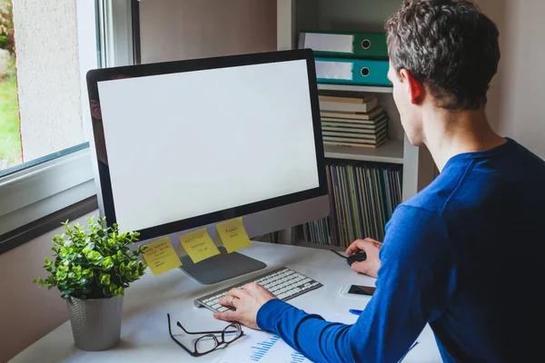 企业家商人在电脑上工作 办公室里有空白屏幕 商人在互联网上在线阅读报告 — 图库照片