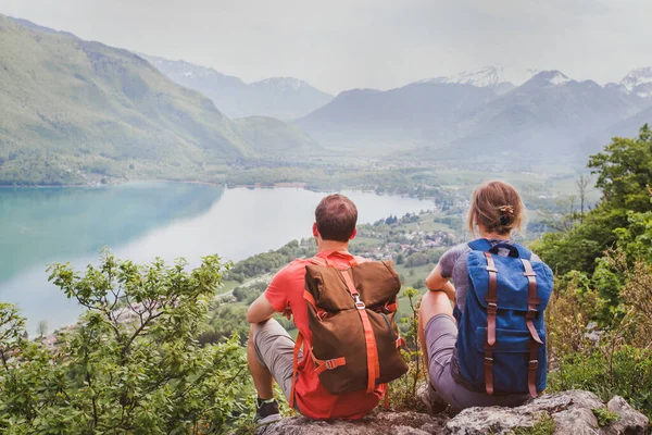 Reizen Twee Wandelaars Genieten Van Een Prachtig Panoramisch Uitzicht Bergen — Stockfoto
