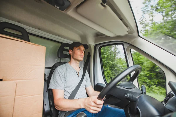 配達トラックの車を運転する運転手荷物の配達サービス輸送職業 — ストック写真