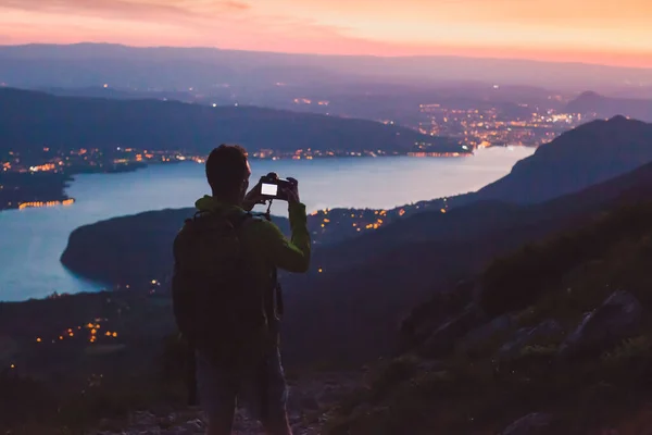 Fotograaf Fotograferen Dslr Camera Nachts Zonsondergang Schemering Stad Panoramisch Berglandschap — Stockfoto