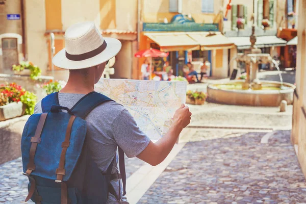 Ludzie Podróżujący Turysta Patrzący Mapę Ulicy Francji Europa — Zdjęcie stockowe